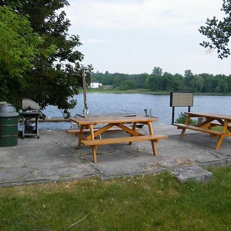 Campbellford River Inn Eksteriør billede